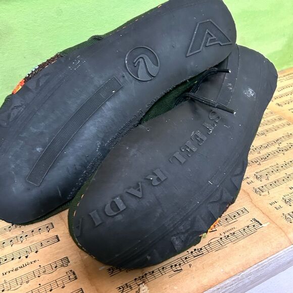 Embroidered Green Women's Shoes tagged as 8.5, but fit more like a 9 or 9.5 - Picture 10 of 16